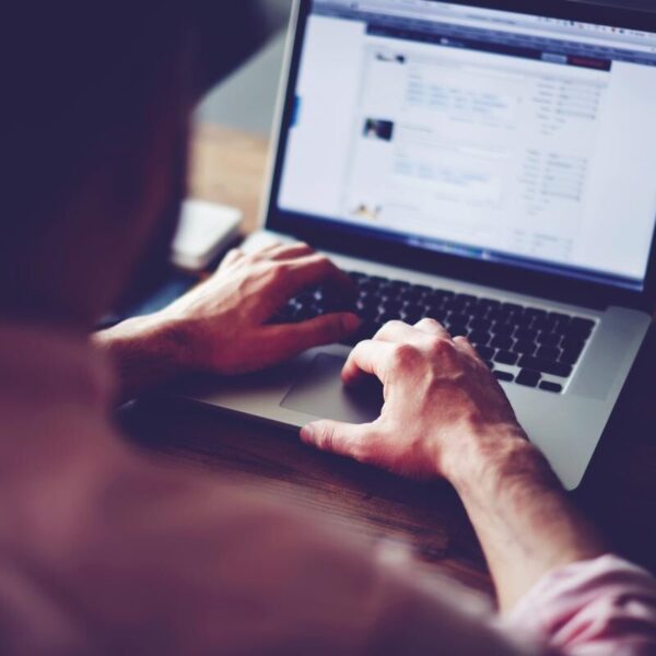 web-graphic-designer-realwebs.gr-1-600x600 Συγγραφή κειμένων για ιστοσελίδες: Marketing, Copywriting  